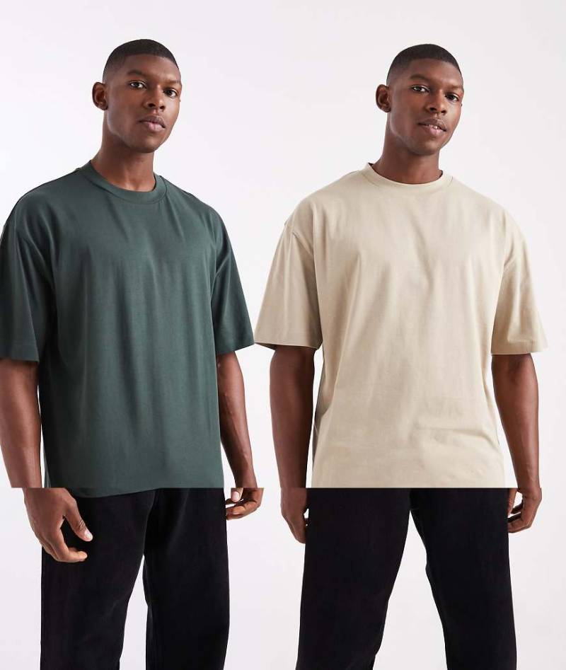 ASOS DESIGN - 2er-Pack Basic-T-Shirts in Dunkelgrün und Beige mit Oversize-Schnitt-Bunt von ASOS DESIGN