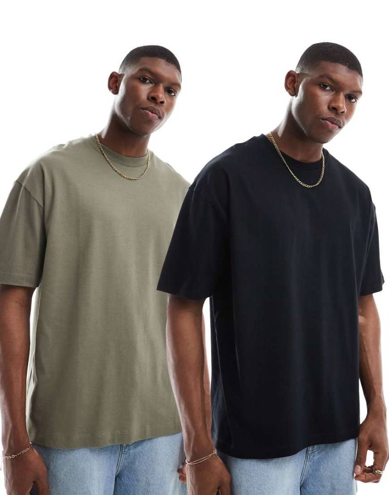 ASOS DESIGN - 2er-Pack Basic-T-Shirts in Khaki und Schwarz mit Oversize-Schnitt-Bunt von ASOS DESIGN