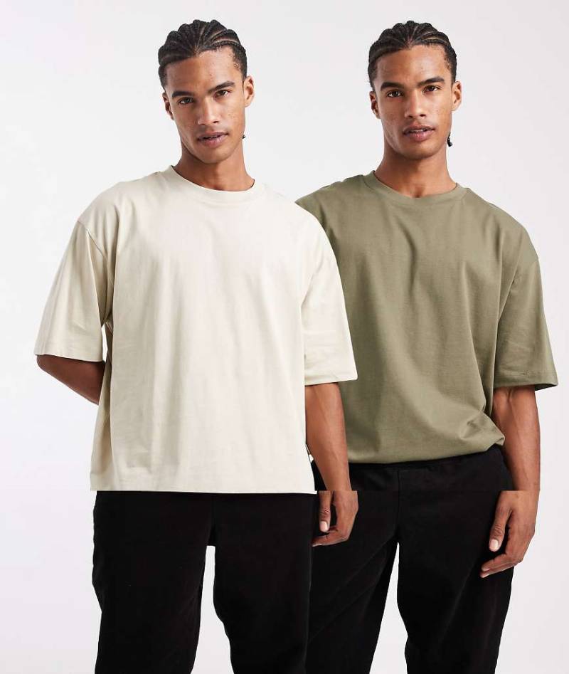 ASOS DESIGN - 2er-Pack Basic-T-Shirts in Steinbeige und Khaki mit Oversize-Schnitt-Bunt von ASOS DESIGN