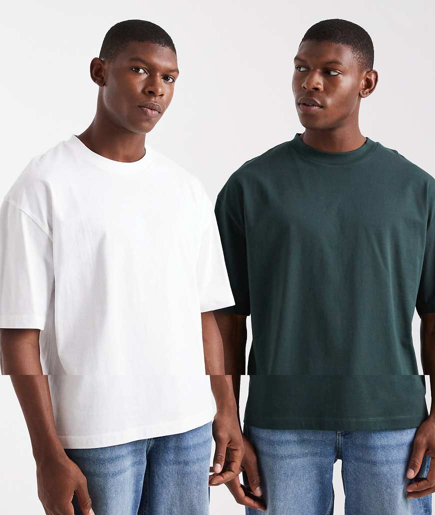 ASOS DESIGN - 2er-Pack Basic-T-Shirts in Weiß und Khaki mit Oversize-Passform-Bunt von ASOS DESIGN