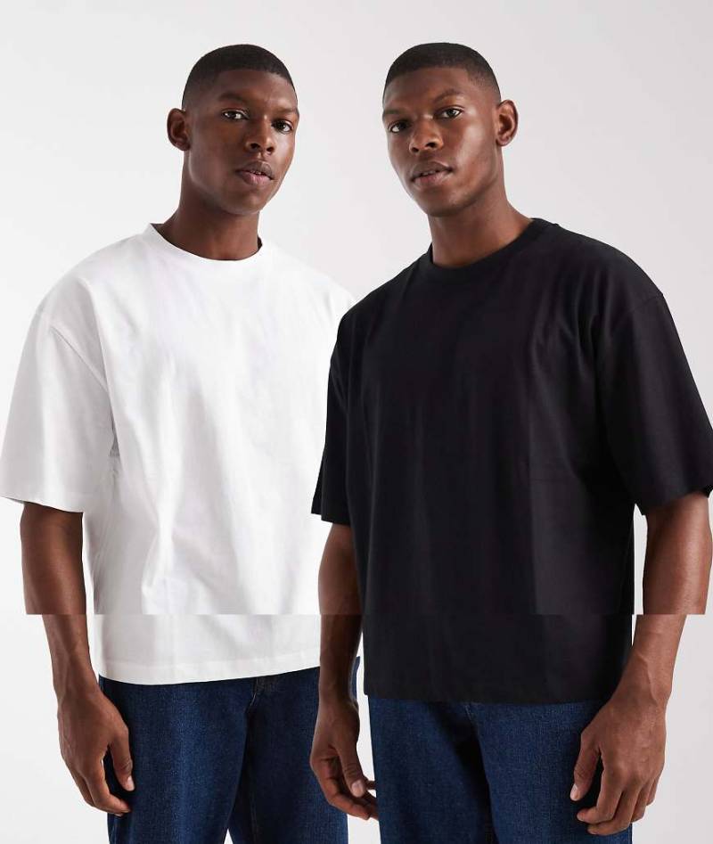 ASOS DESIGN - 2er-Pack Basic-T-Shirts in Weiß und Schwarz mit Oversize-Schnitt-Bunt von ASOS DESIGN