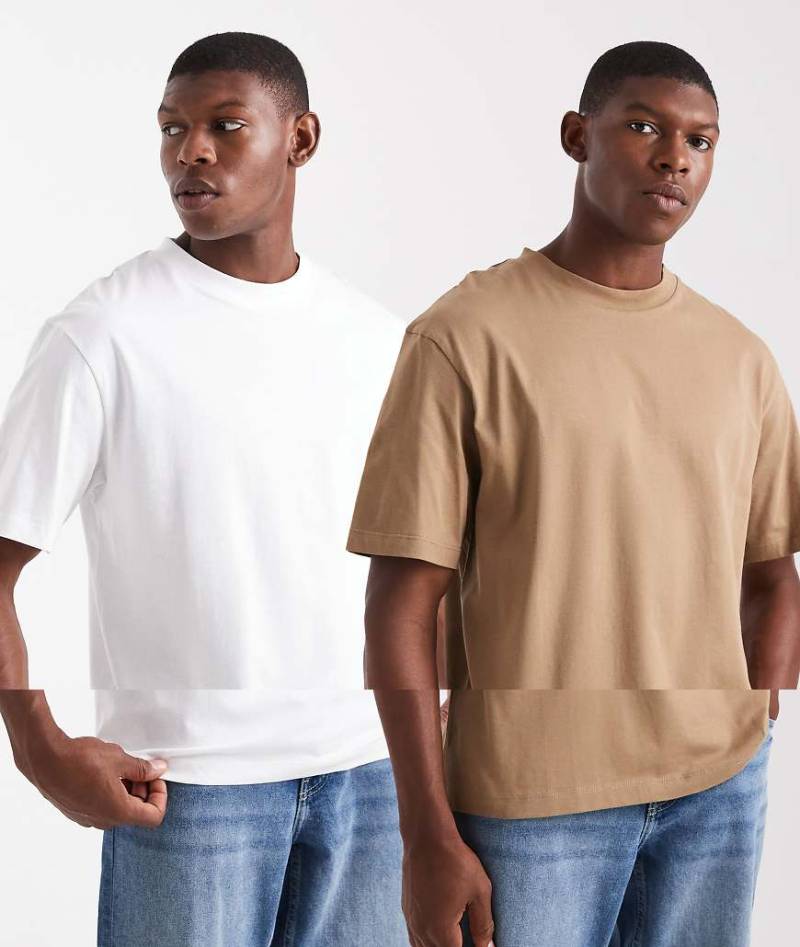 ASOS DESIGN - 2er-Pack Basic-T-Shirts mit Relaxed Fit in Weiß und Braun-Bunt von ASOS DESIGN