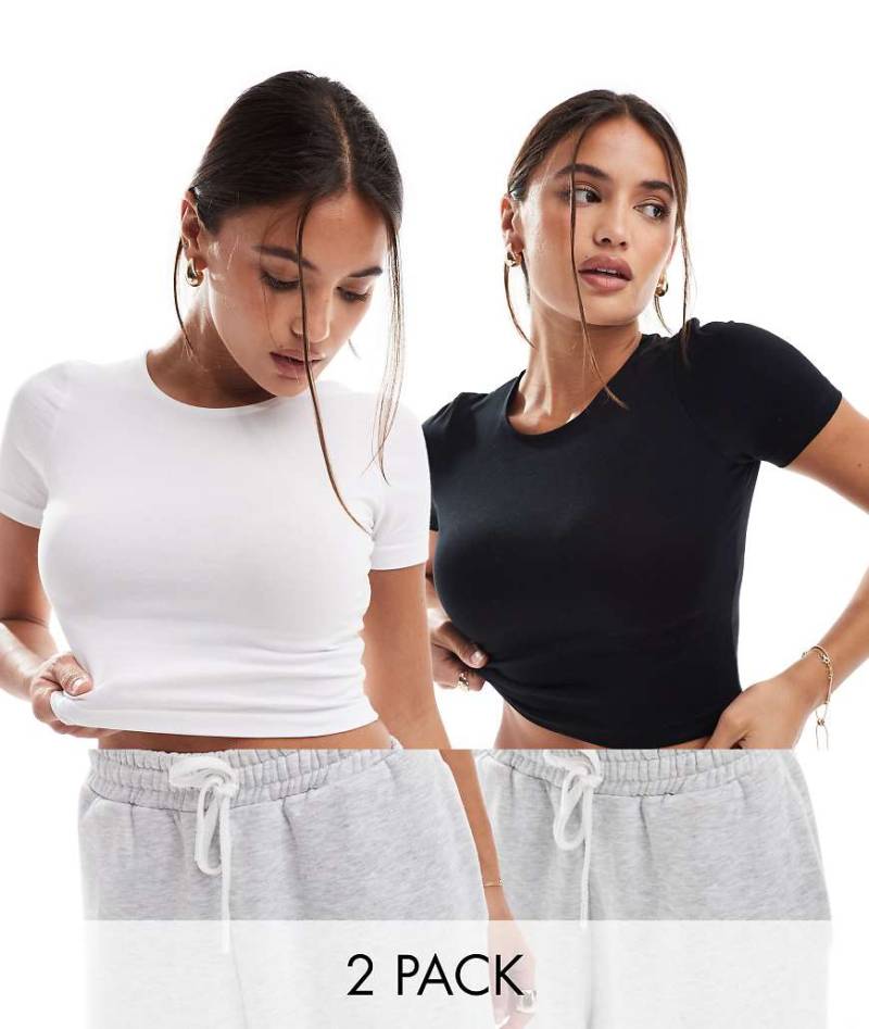 ASOS DESIGN - 2er-Pack Eng anliegende Cropped-T-Shirts in Schwarz und Weiß-Bunt von ASOS DESIGN