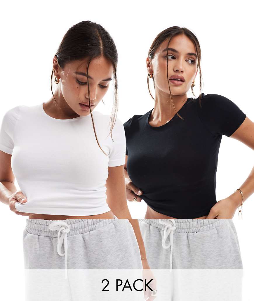 ASOS DESIGN - 2er-Pack Eng anliegende Cropped-T-Shirts in Schwarz und Weiß-Bunt von ASOS DESIGN