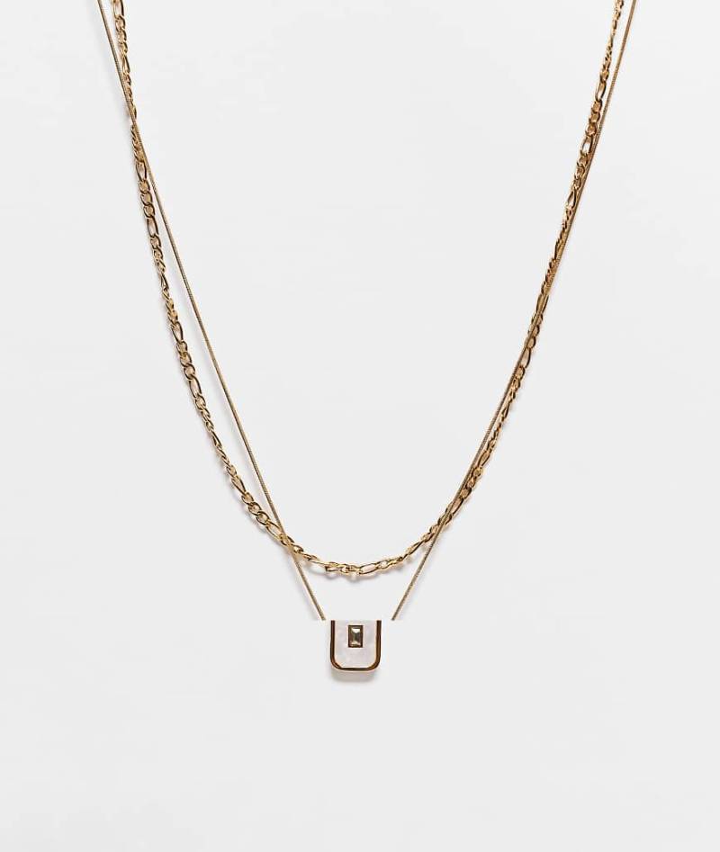 ASOS DESIGN - 2er-Pack Halsketten aus wasserfestem Edelstahl in Gold mit Kettendesign und Anhänger in Perlmuttoptik-Goldfarben von ASOS DESIGN