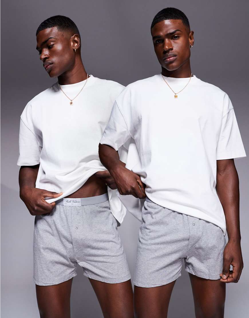 ASOS DESIGN - 2er-Pack Jersey-Boxershorts in Grau meliert mit gewebtem Aufnäher von ASOS DESIGN