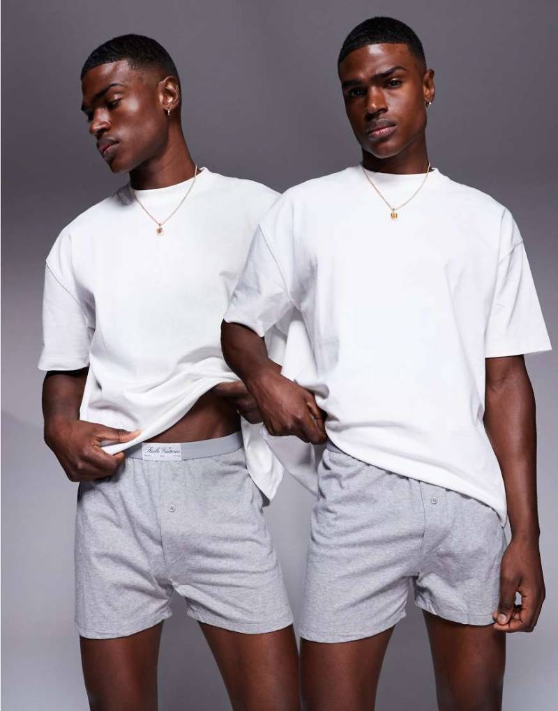 ASOS DESIGN - 2er-Pack Jersey-Boxershorts in Grau meliert mit gewebtem Aufnäher von ASOS DESIGN