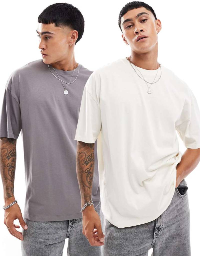 ASOS DESIGN - 2er-Pack Basic-T-Shirts in Creme und Anthrazit, Oversize-Passform-Bunt von ASOS DESIGN
