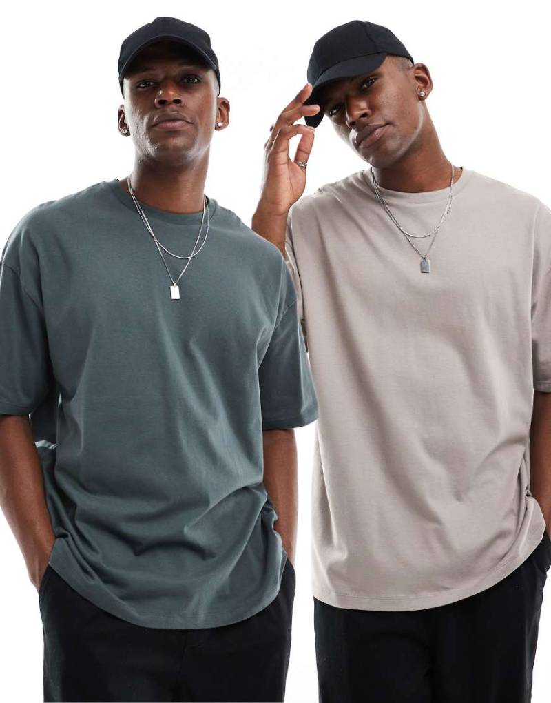 ASOS DESIGN - Essential - 2er-Pack Oversize-T-Shirts in Steinbeige und Dunkelgrün-Bunt von ASOS DESIGN