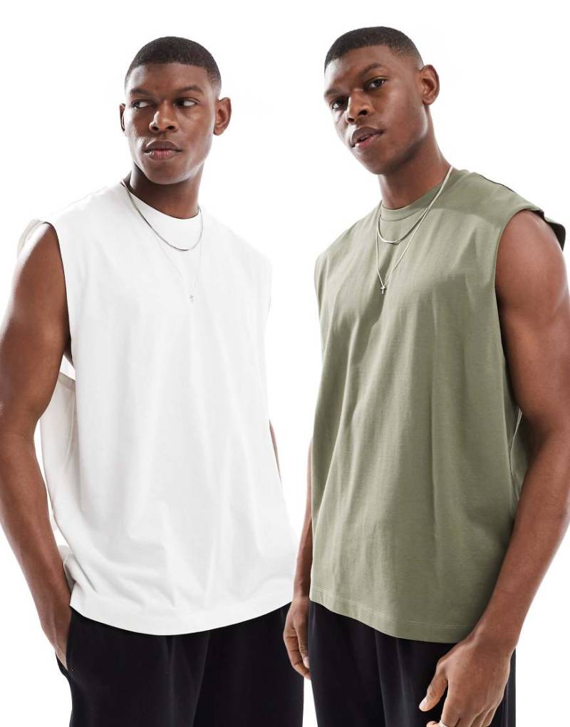 ASOS DESIGN - 2er-Pack Oversize-Tanktops in Cremeweiß und Khaki-Bunt von ASOS DESIGN