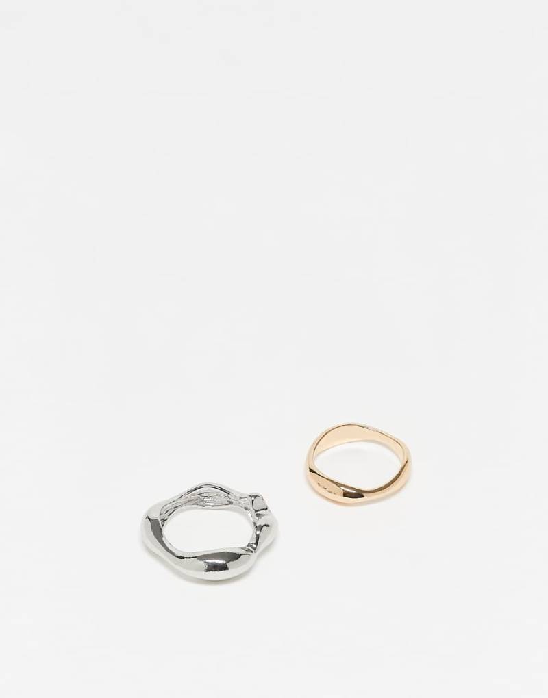 ASOS DESIGN - 2er-Pack Ringe aus Metall in Silber- und Goldton in geschmolzenem Design von ASOS DESIGN