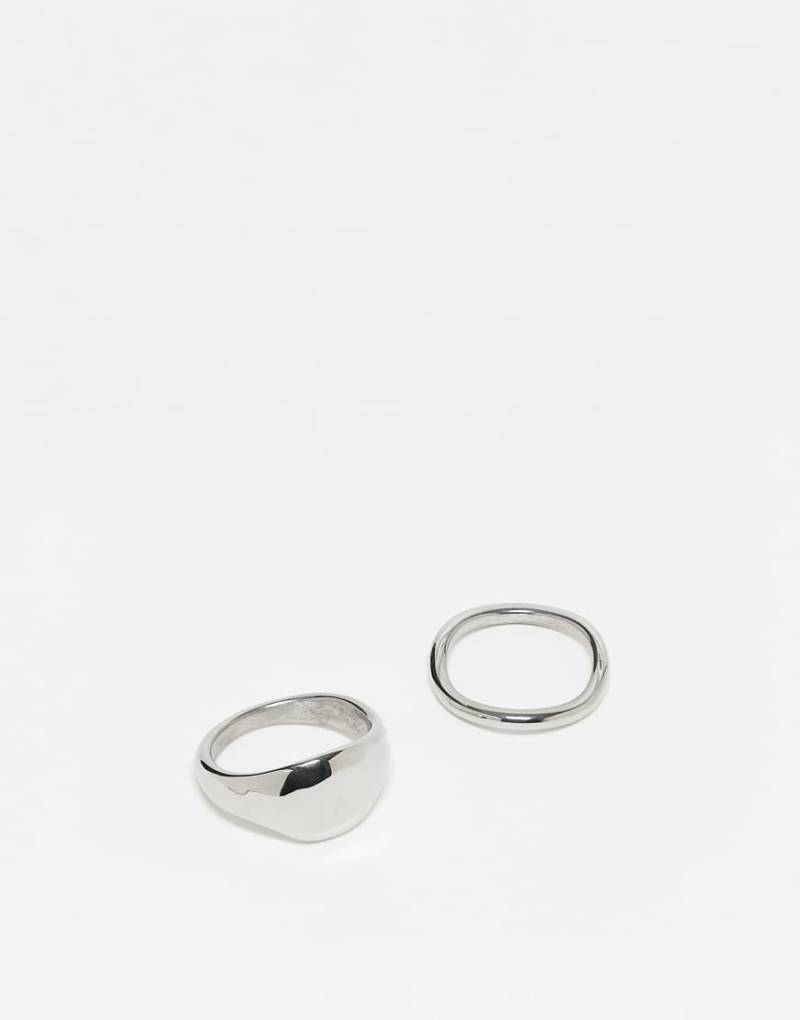 ASOS DESIGN - 2er-Pack Ringe mit klobigem und schmalem Design aus wasserfestem Edelstahl in geschmolzener Silberoptik von ASOS DESIGN