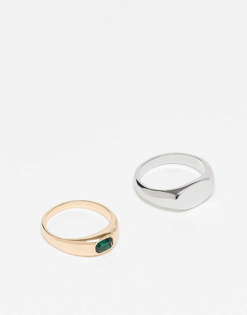 ASOS DESIGN - 2er-Pack Siegelringe aus verschiedenen, mehrfarbigen Metallen mit Smaragd-Kunststein-Silber von ASOS DESIGN