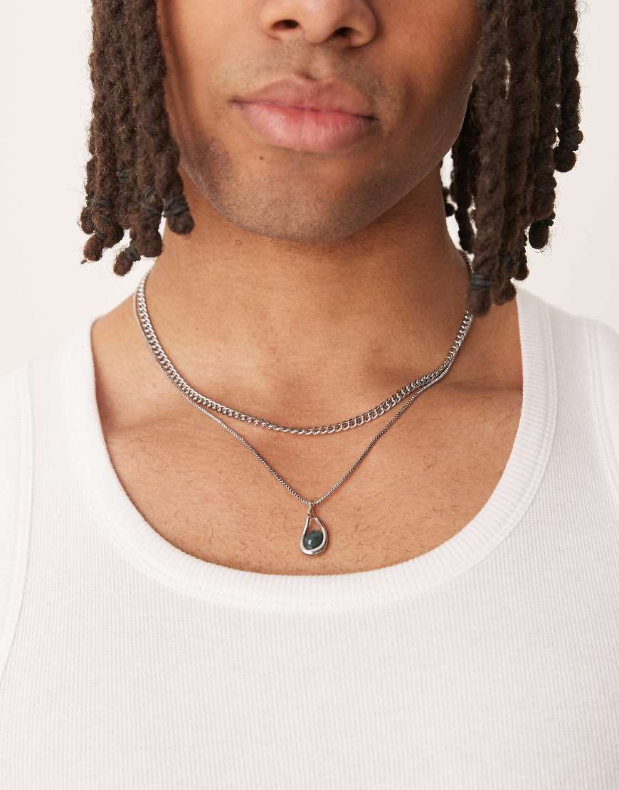 ASOS DESIGN - 2er-Pack Silberfarbene Halsketten eine mit Moosachat-Halbedelstein-Anhänger im geschmolzenem Design ASOS DESIGN - 2er-Pack Silberfarbene Halsketten eine mit Moosachat-Halbedelstein-Anhänger im geschmolzenem Design von ASOS DESIGN