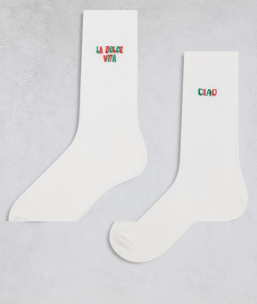 ASOS DESIGN - 2er-Pack Socken in Ecru mit „Ciao"- und „Dolce Vita"-Grafik-Weiß ASOS DESIGN - 2er-Pack Socken in Ecru mit „Ciao"- und „Dolce Vita"-Grafik-Weiß von ASOS DESIGN