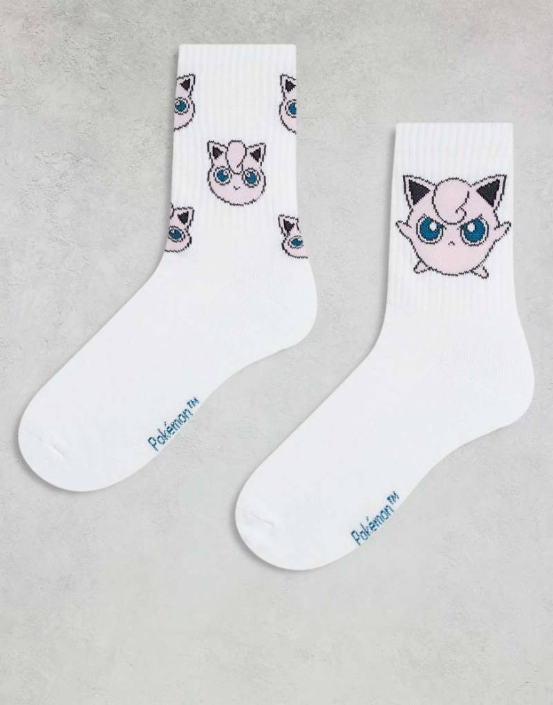 ASOS DESIGN - 2er-Pack Socken in Weiß mit „Pokémon Jigglypuff"-Stickerei von ASOS DESIGN