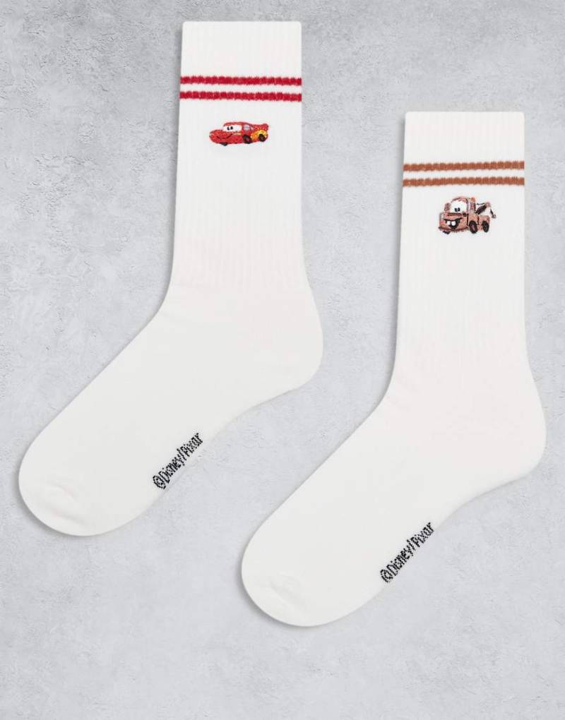 ASOS DESIGN - 2er-Pack Socken in Weiß mit aufgestickten Disney-Motiven von Mater und McQueen von ASOS DESIGN