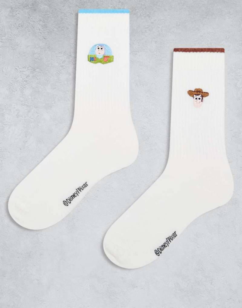 ASOS DESIGN - 2er-Pack Socken in Weiß mit aufgestickten Disney-Motiven von Woody und Buzz von ASOS DESIGN