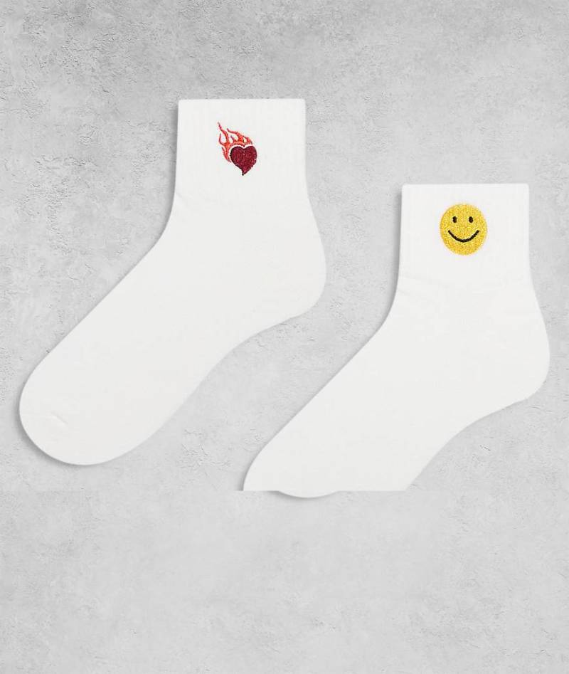 ASOS DESIGN - 2er-Pack Socken in Weiß mit aufgestickten Symbolen von ASOS DESIGN