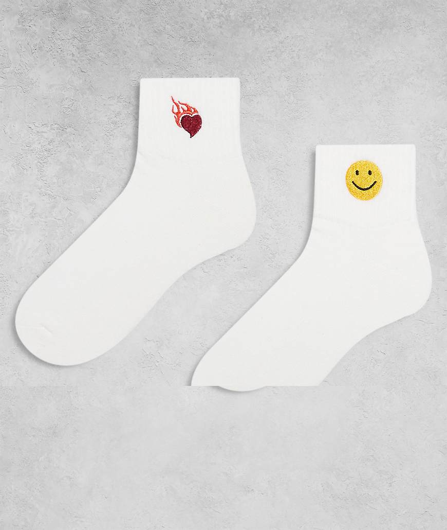 ASOS DESIGN - 2er-Pack Socken in Weiß mit aufgestickten Symbolen von ASOS DESIGN