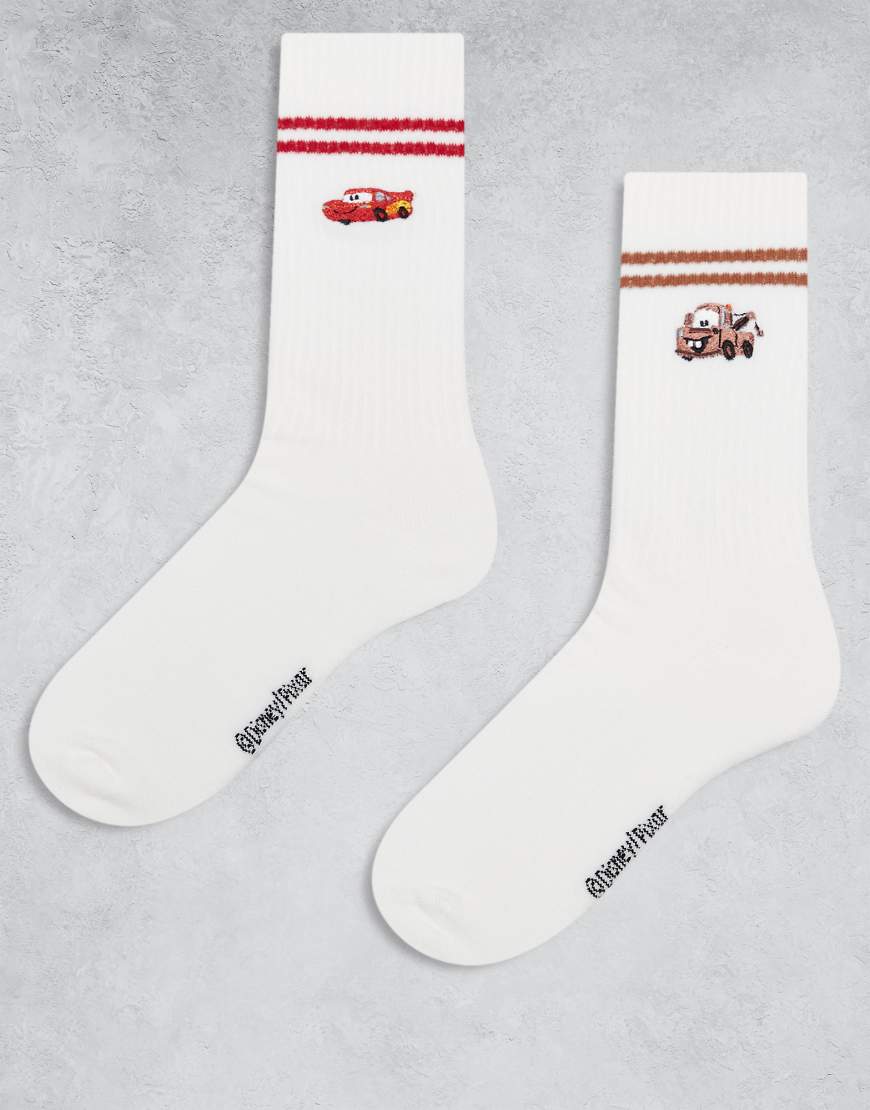 ASOS DESIGN - 2er-Pack Socken in Weiß mit gestickten Disney Pixar-Motiven von Mater und McQueen von ASOS DESIGN