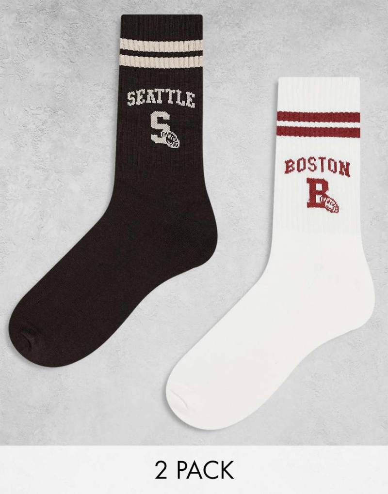 ASOS DESIGN - 2er-Pack Sportsocken in Ecru und Braun mit „Boston"- und „Seattle"-Grafik-Bunt von ASOS DESIGN