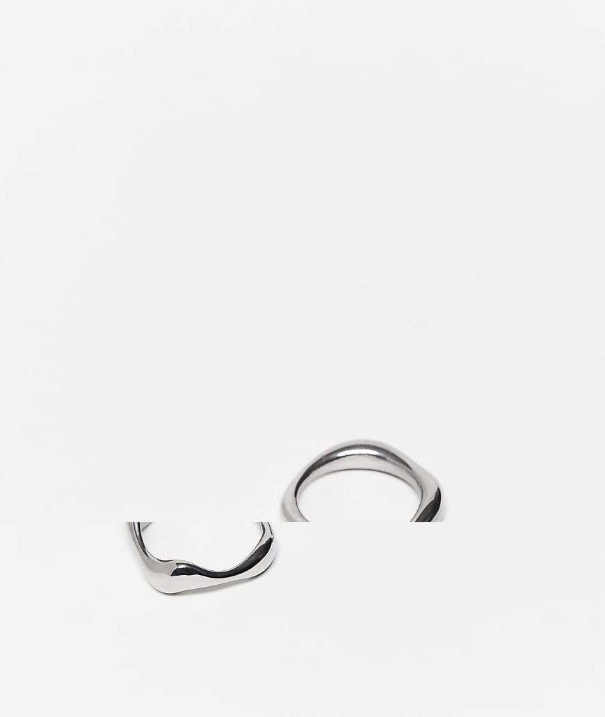 ASOS DESIGN - 2er-Pack geschmolzene Bandringe aus wasserfestem Edelstahl in Silber ASOS DESIGN - 2er-Pack geschmolzene Bandringe aus wasserfestem Edelstahl in Silber von ASOS DESIGN