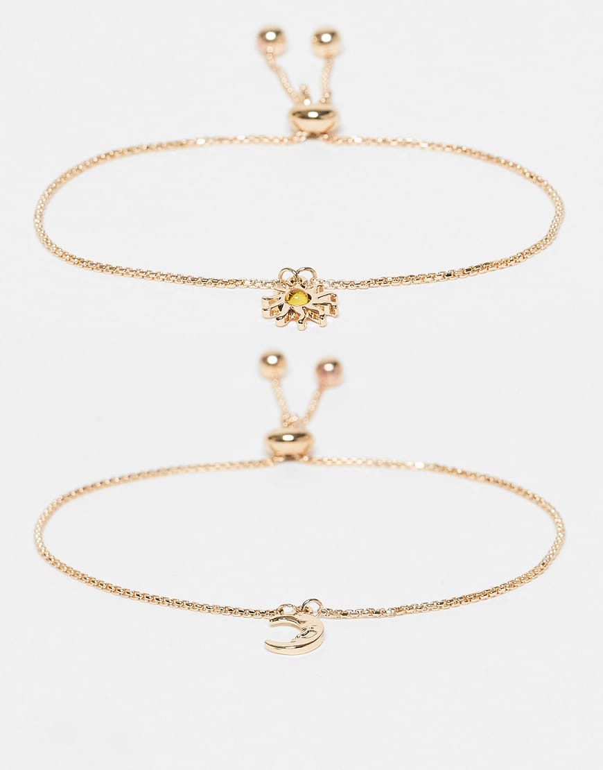ASOS DESIGN - 2er-Pack goldfarbene Armbänder mit Sonne- und Mond-Design ASOS DESIGN - 2er-Pack goldfarbene Armbänder mit Sonne- und Mond-Design von ASOS DESIGN