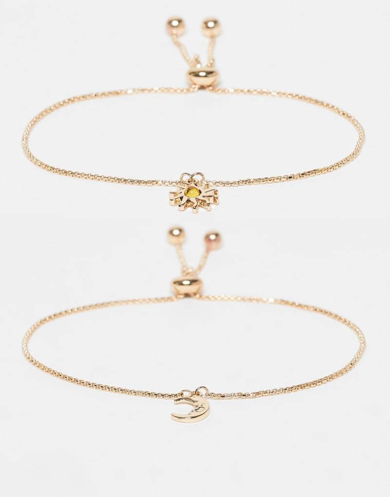 ASOS DESIGN - 2er-Pack goldfarbene Armbänder mit Sonne- und Mond-Design von ASOS DESIGN