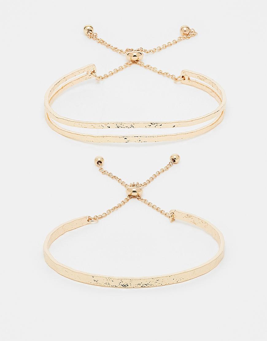 ASOS DESIGN - 2er-Pack goldfarbene Freundschaftsarmbänder mit Knebelverschluss-Detail von ASOS DESIGN