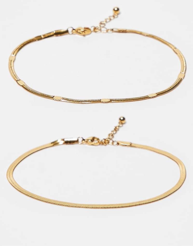 ASOS DESIGN - 2er-Pack goldfarbene Fußkettchen aus wasserfestem Edelstahl mit Schlangenketten-Design von ASOS DESIGN