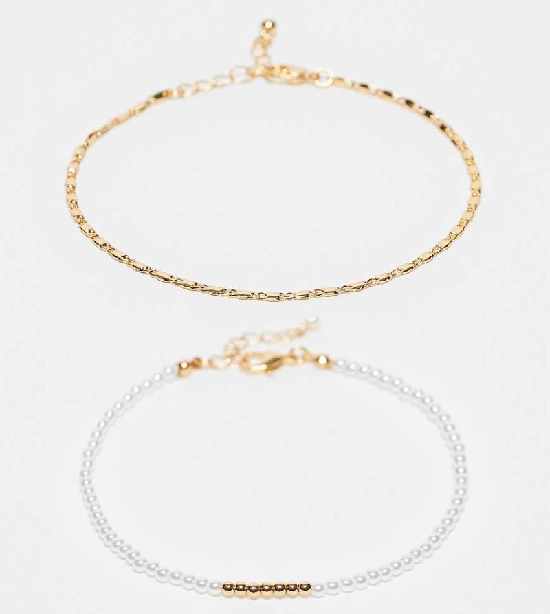 ASOS DESIGN - 2er-Pack goldfarbene Fußkettchen mit 14-Karat-Vergoldung im zartem Ketten- und Kunstperlendesign von ASOS DESIGN