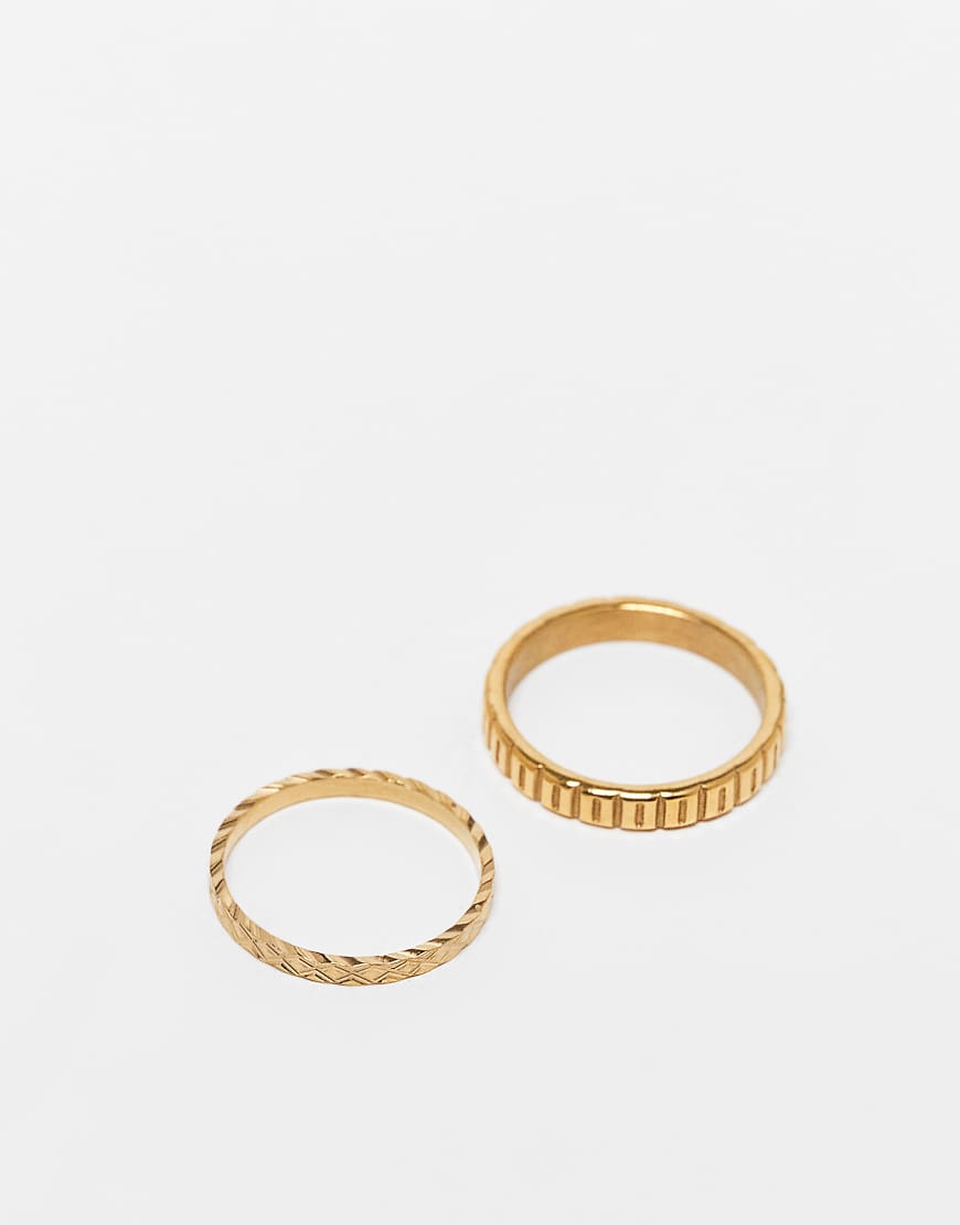 ASOS DESIGN - 2er-Pack goldfarbene Ringe aus wasserfestem Edelstahl mit graviertem Design ASOS DESIGN - 2er-Pack goldfarbene Ringe aus wasserfestem Edelstahl mit graviertem Design von ASOS DESIGN