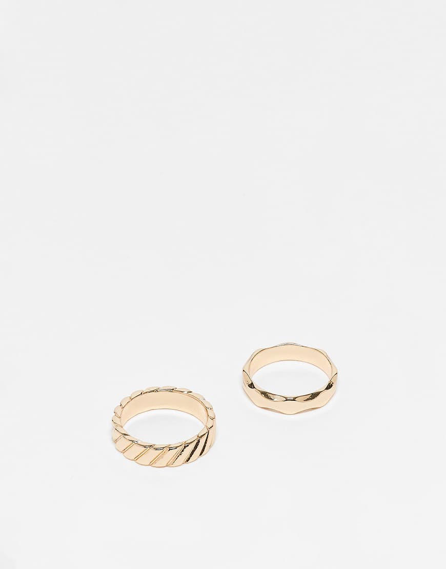 ASOS DESIGN - 2er-Pack goldfarbene Ringe in geschmolzenem und geripptem Design ASOS DESIGN - 2er-Pack goldfarbene Ringe in geschmolzenem und geripptem Design von ASOS DESIGN
