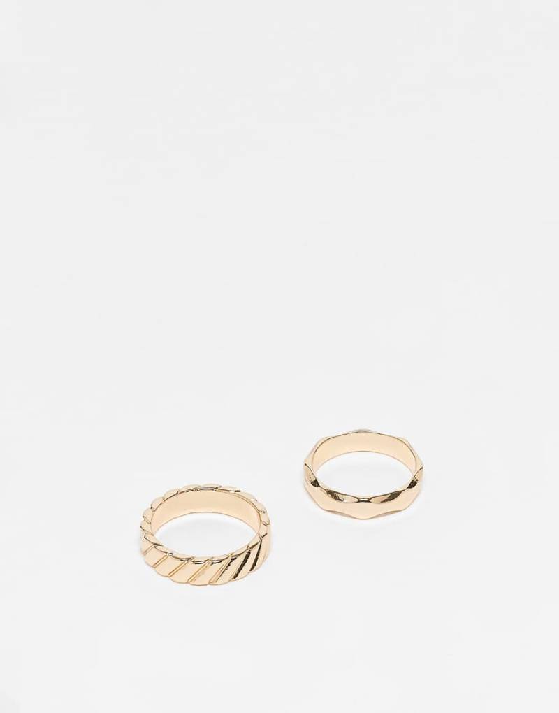 ASOS DESIGN - 2er-Pack goldfarbene Ringe in geschmolzenem und geripptem Design von ASOS DESIGN