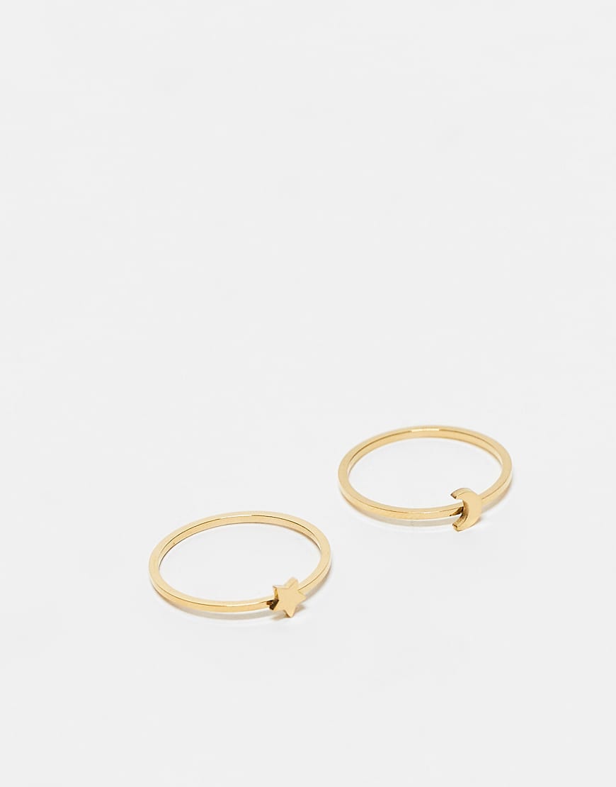 ASOS DESIGN - 2er-Pack goldfarbener Ringe aus wasserfestem Edelstahl mit Stern- und Mond-Design und Geschenkbeutel ASOS DESIGN - 2er-Pack goldfarbener Ringe aus wasserfestem Edelstahl mit Stern- und Mond-Design und Geschenkbeutel von ASOS DESIGN