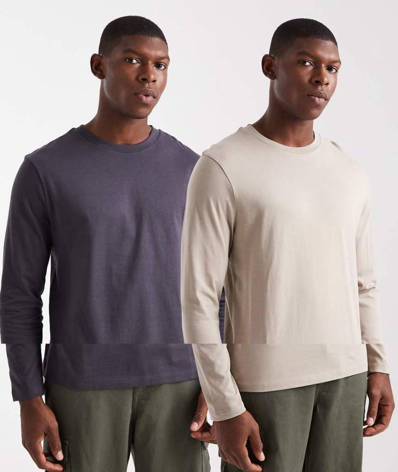 ASOS DESIGN - 2er-Pack langärmlige Basic-T-Shirts in Beige und Anthrazit-Bunt von ASOS DESIGN