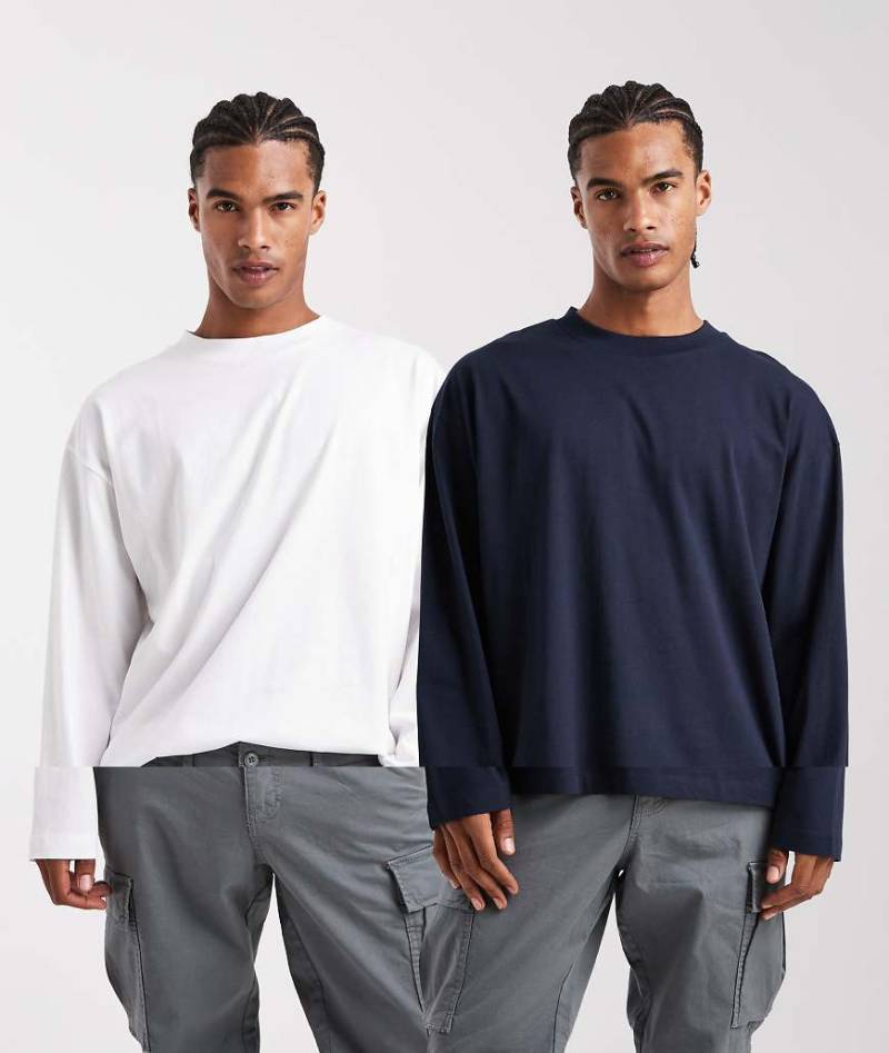 ASOS DESIGN - 2er-Pack langärmlige Basic-T-Shirts in Weiß und Marineblau mit Oversize-Passform-Bunt ASOS DESIGN - 2er-Pack langärmlige Basic-T-Shirts in Weiß und Marineblau mit Oversize-Passform-Bunt von ASOS DESIGN