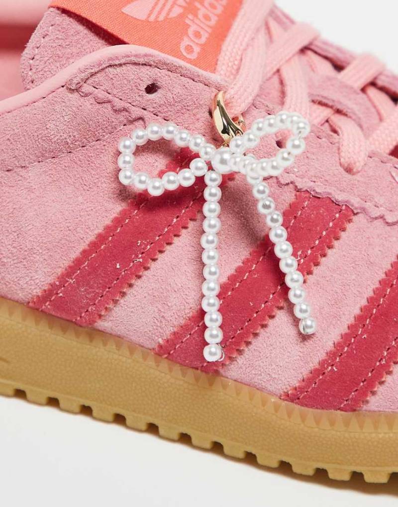 ASOS DESIGN - 2er-Pack schleifenförmige Schuhverzierungen mit Kunstperlen-Goldfarben von ASOS DESIGN