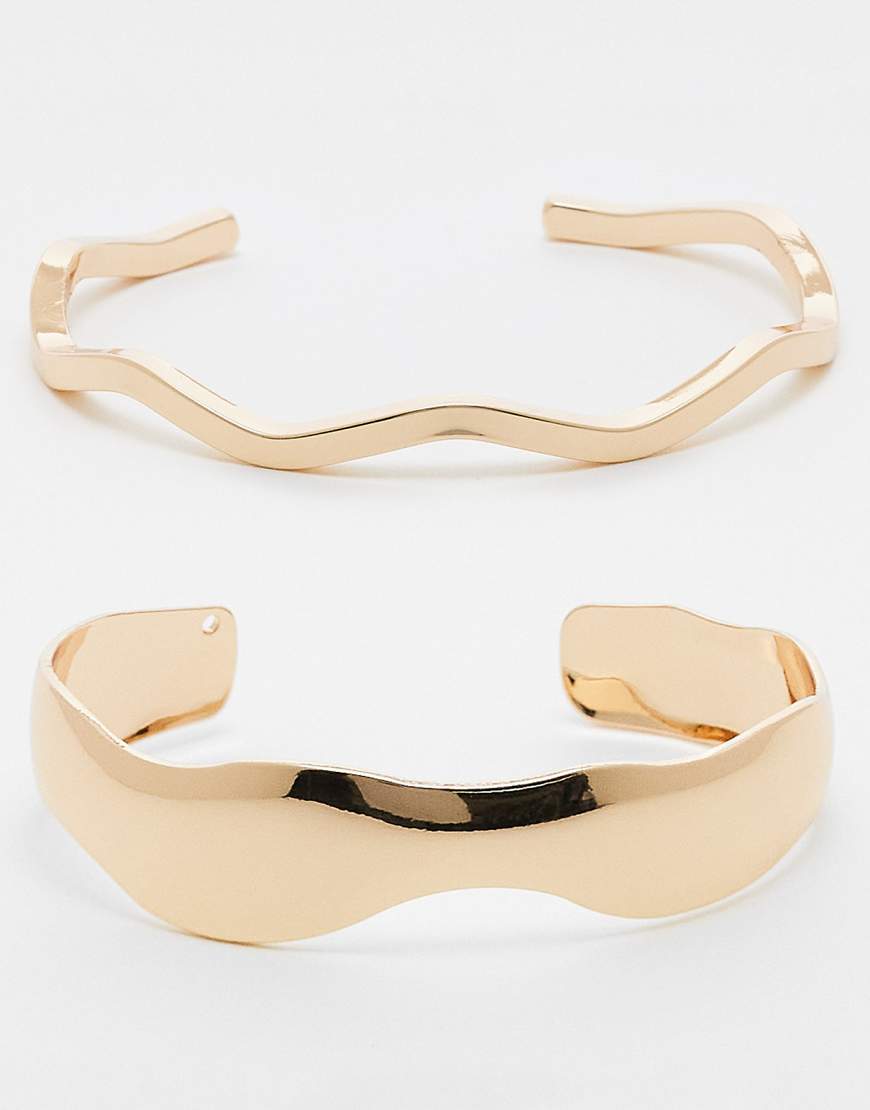 ASOS DESIGN - 2er-Pack schlichte goldfarbene Armreifen ASOS DESIGN - 2er-Pack schlichte goldfarbene Armreifen von ASOS DESIGN