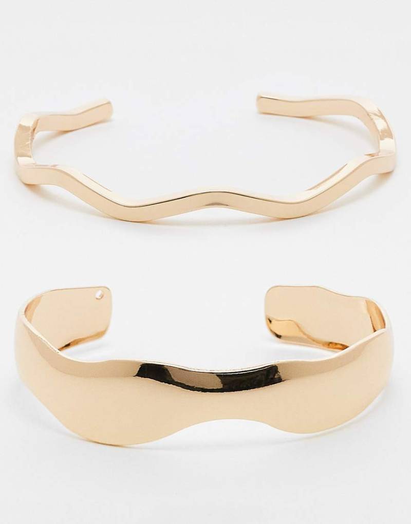 ASOS DESIGN - 2er-Pack schlichte goldfarbene Armreifen von ASOS DESIGN