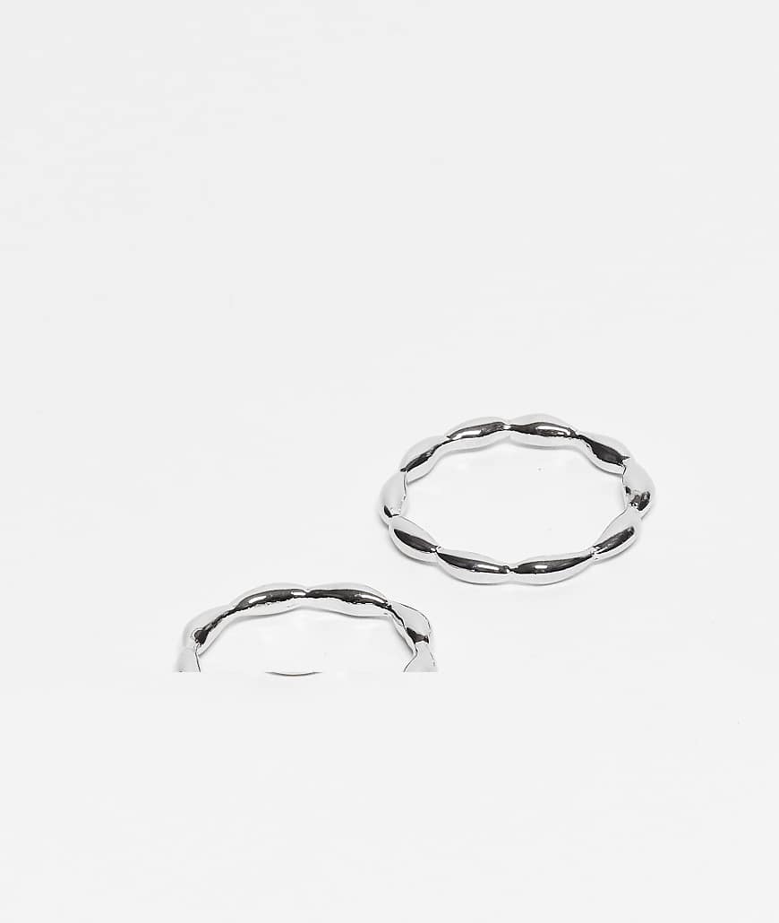 ASOS DESIGN - 2er-Pack schmale Ringe in geschmolzener Silberoptik von ASOS DESIGN