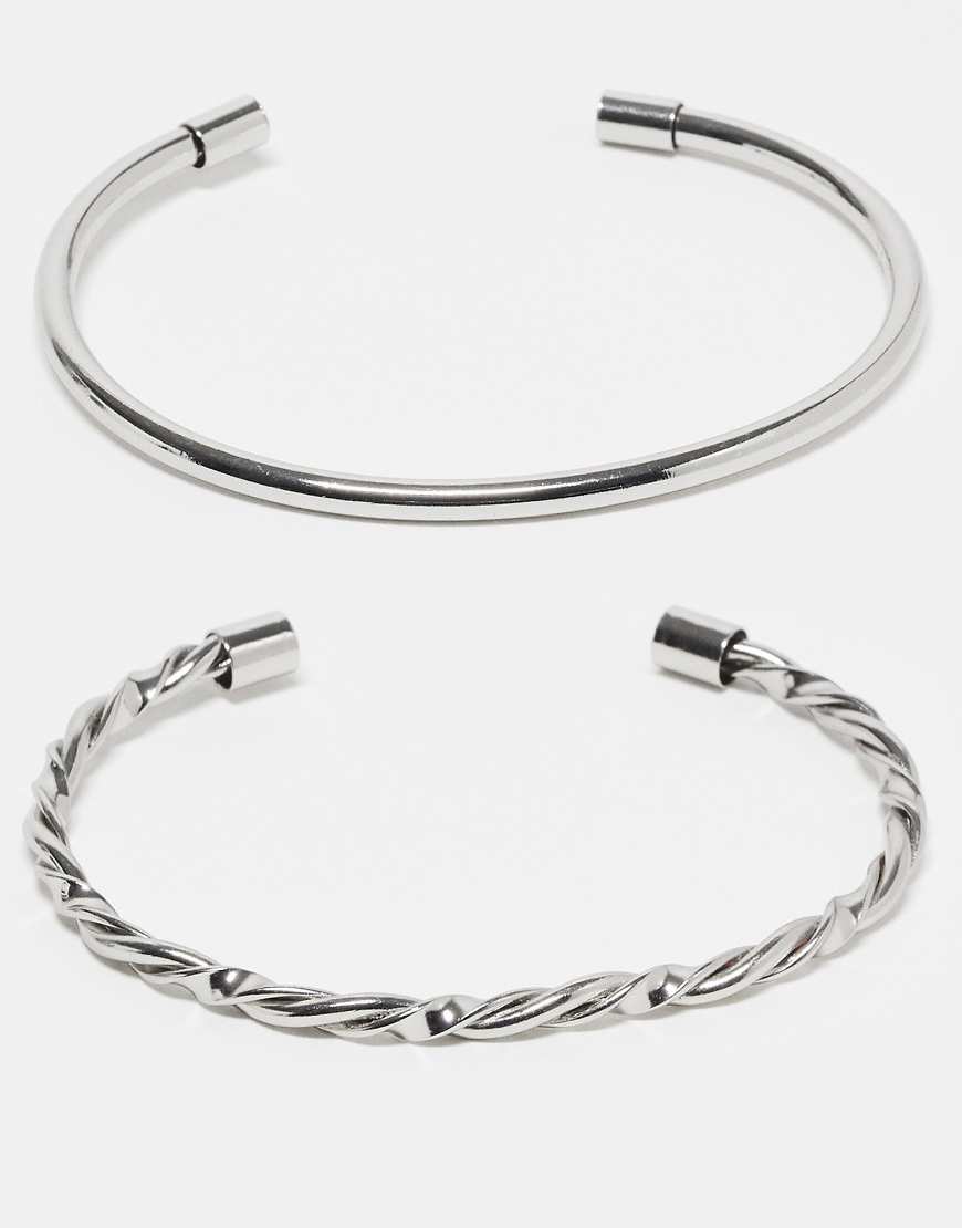 ASOS DESIGN - 2er-Pack silberfarbene Armreife mit schlichtem und verdrehtem Design ASOS DESIGN - 2er-Pack silberfarbene Armreife mit schlichtem und verdrehtem Design von ASOS DESIGN
