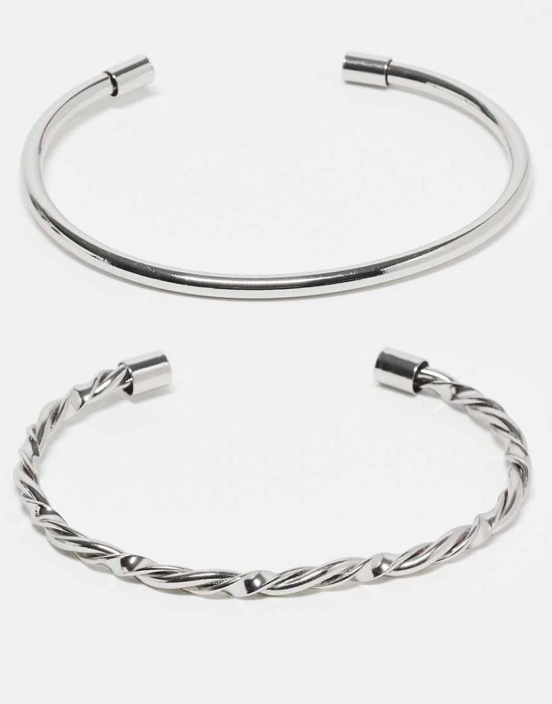 ASOS DESIGN - 2er-Pack silberfarbene Armreife mit schlichtem und verdrehtem Design von ASOS DESIGN