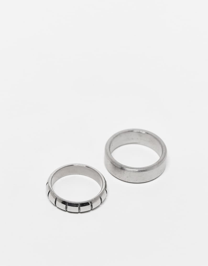 ASOS DESIGN - 2er-Pack silberfarbene Bandringe aus wasserfestem Edelstahl in schlichten und gravierten Designs ASOS DESIGN - 2er-Pack silberfarbene Bandringe aus wasserfestem Edelstahl in schlichten und gravierten Designs von ASOS DESIGN