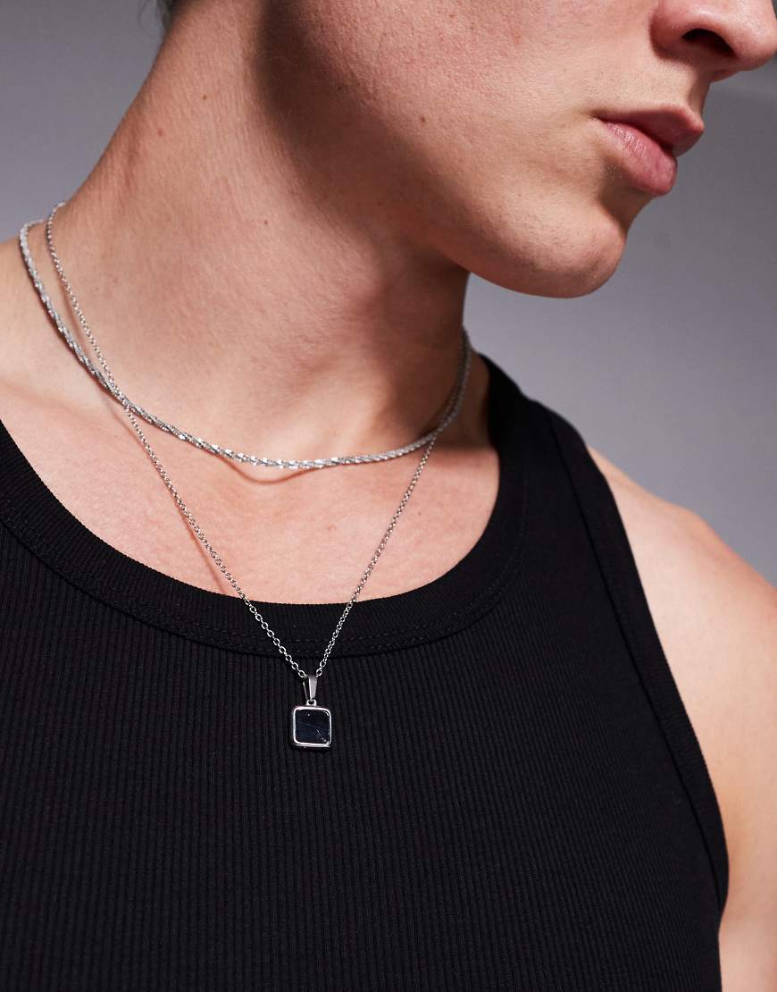 ASOS DESIGN - 2er-Pack silberfarbene Halsketten aus wasserfestem Edelstahl mit schwarzem eckigem Anhänger ASOS DESIGN - 2er-Pack silberfarbene Halsketten aus wasserfestem Edelstahl mit schwarzem eckigem Anhänger von ASOS DESIGN