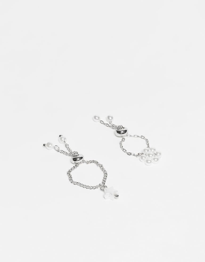 ASOS DESIGN - 2er-Pack silberfarbene Ringe mit Kette und Schieber-Detail von ASOS DESIGN