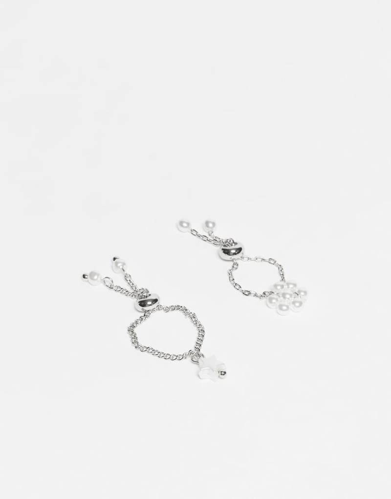 ASOS DESIGN - 2er-Pack silberfarbene Ringe mit Kette und Schieber-Detail von ASOS DESIGN