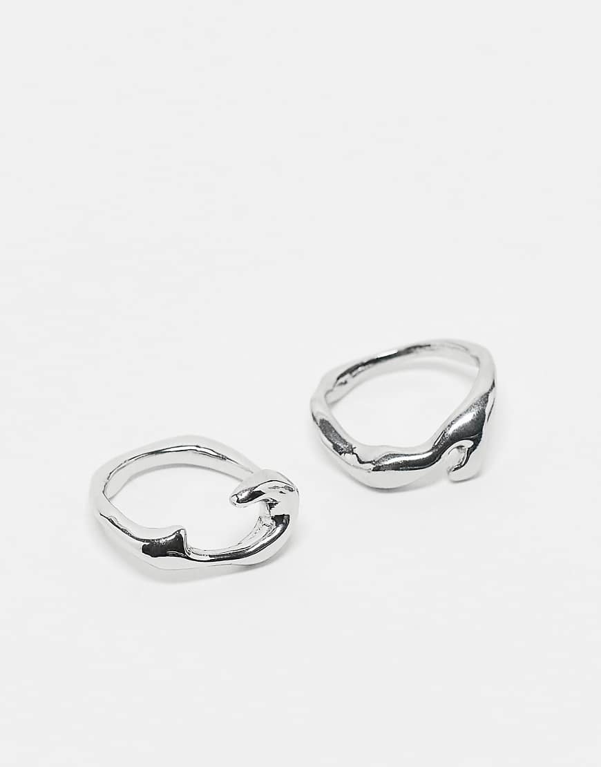 ASOS DESIGN - 2er-Pack silberfarbene Ringe mit geschmolzenem Design ASOS DESIGN - 2er-Pack silberfarbene Ringe mit geschmolzenem Design von ASOS DESIGN