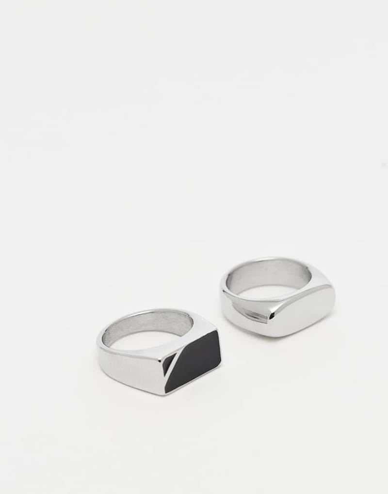ASOS DESIGN - 2er-Pack silberfarbene Siegelringe aus wasserfestem Edelstahl mit schwarzem Steinbesatz von ASOS DESIGN